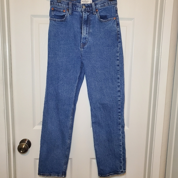 Abercrombie and Fitch Ultra High Rise Ankle Straight Jean Sz 4R - Picture 1 of 9